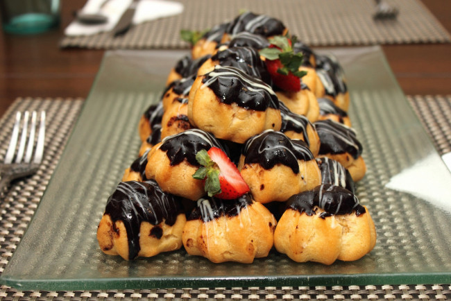 Обои картинки фото еда, пирожные,  кексы,  печенье, салфетка, вилка, клубника, шоколад