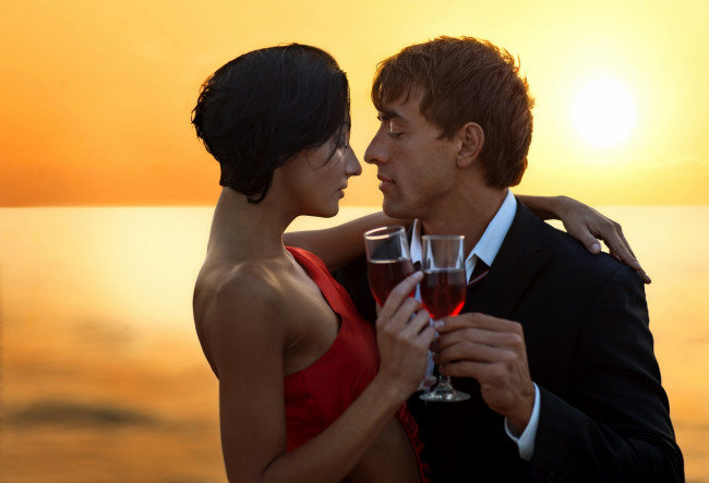 Обои картинки фото разное, мужчина женщина, объятие, вино, фужеры