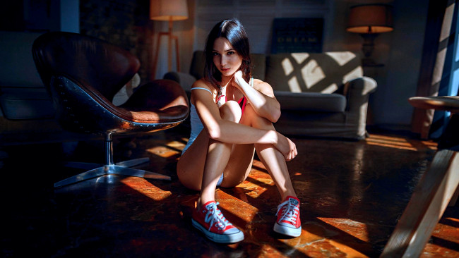 Обои картинки фото девушки, мария волох, кеды, на, полу, солнце