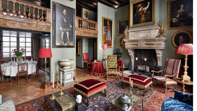 Обои картинки фото интерьер, дворцы,  музеи, камин, портреты, свечи