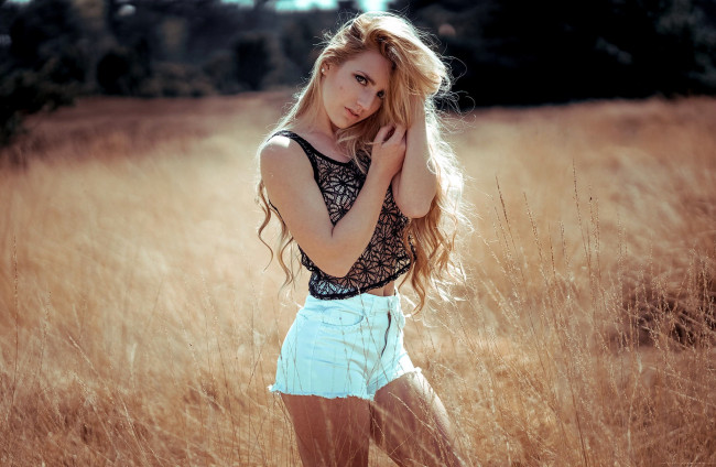 Обои картинки фото девушки, - блондинки,  светловолосые, шорты