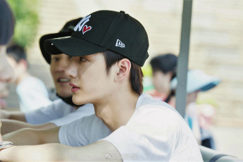 Картинка мужчины wang+yi+bo лицо кепка