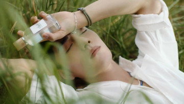 Картинка мужчины xiao+zhan лицо рубашка духи флакон трава