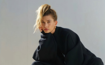 Картинка девушки hailey+baldwin+ hailey+bieber поза взгляд