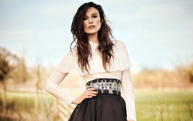 Обои картинки фото девушки, keira knightley, блузка, пояс, юбка