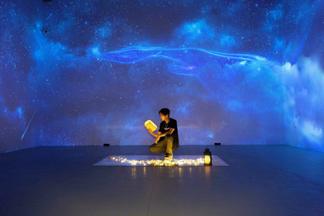 Обои картинки фото мужчины, wang yi bo, актер, певец, фонарь, свечи, космос