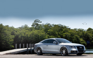 Картинка автомобили audi серебристый озеро мост