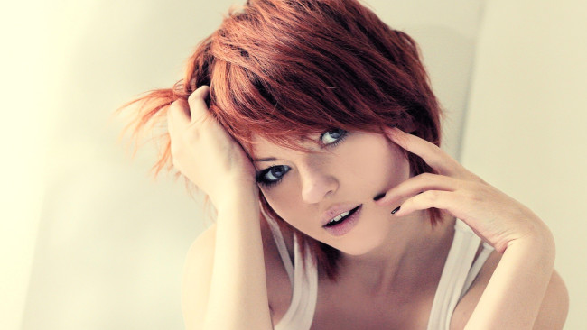 Обои картинки фото девушки, - лица,  портреты, рыжая, лицо, майка