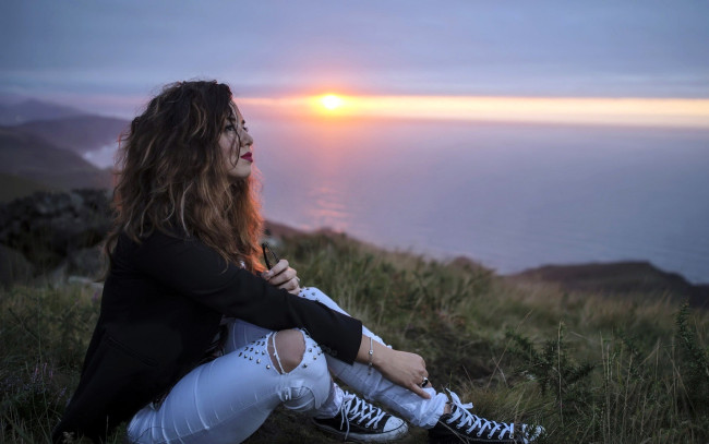 Обои картинки фото девушки, - брюнетки,  шатенки, шатенка, жакет, джинсы, дырки, кеды, закат, море, гора