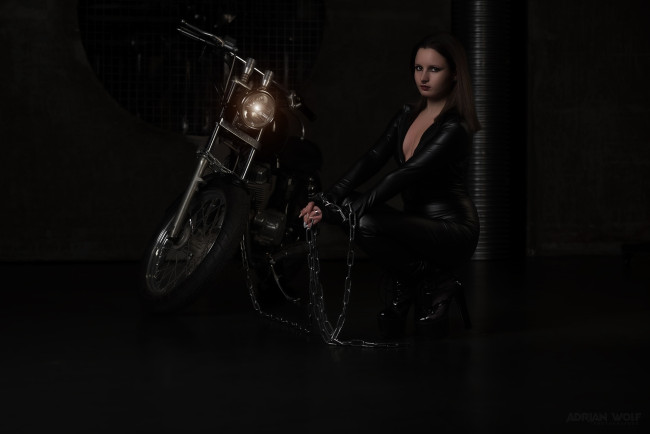 Обои картинки фото девушка и мотоцикл, мотоциклы, мото с девушкой, девушка, женщина, брюнетка, темноволосая, сексуальная, модель, звезда, позирует, разная, обувь, верхняя, стильная, одежда, нижнее, эротическое, бельё, трусы, лифчик, колготки, чулки, аксессуары, макияж, и, множество, элементов, на, фотографии