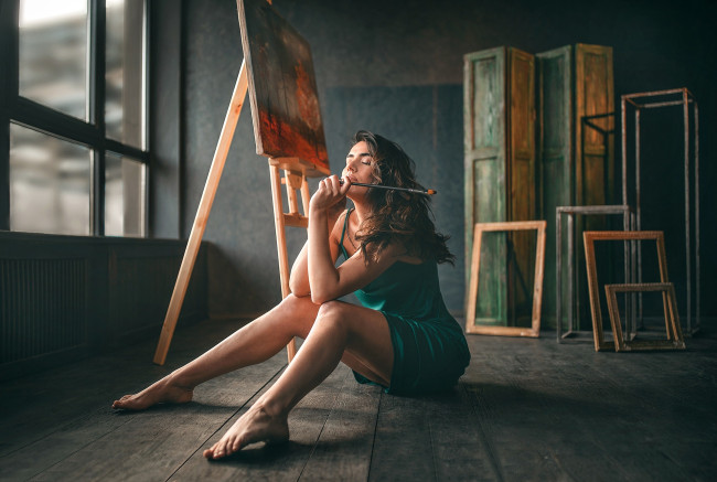 Обои картинки фото девушки, - брюнетки,  шатенки, шатенка, платье, кисть, мольберт, картина, рамы, окно, студия, художница