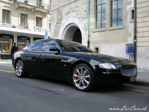 Картинка автомобили выставки уличные фото