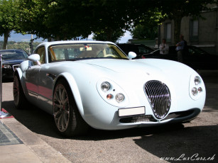 Картинка автомобили выставки уличные фото