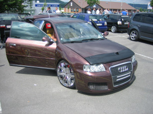 Картинка автомобили выставки уличные фото