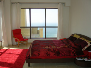 Картинка интерьер спальня кровать окно кресло