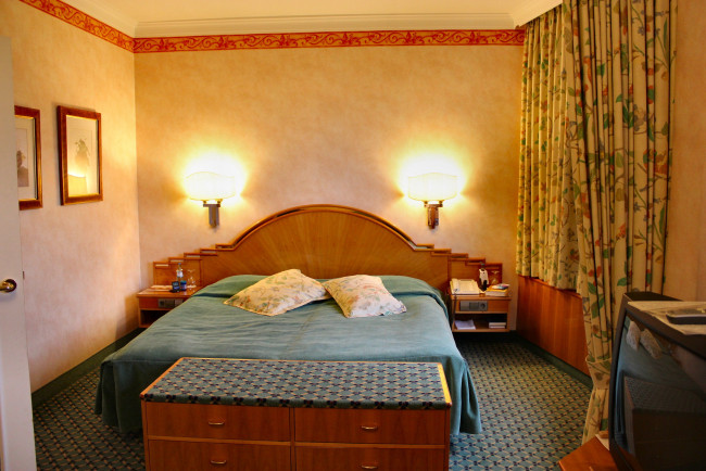 Обои картинки фото интерьер, спальня, портьера, лампа, подушка, кровать