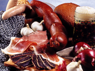 Картинка еда разное пиво колбаса сосиски буженина ветчина лук