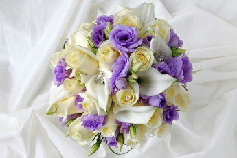 Картинка цветы букеты композиции каллы розы эустома бабочки