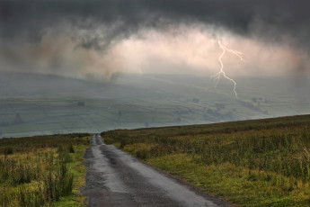 Картинка природа молния гроза поля дорога тучи