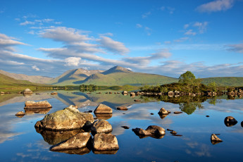 Картинка природа реки озера лето отражения камни озеро деревья холмы горы облака небо