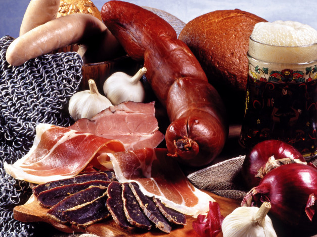 Обои картинки фото еда, разное, пиво, колбаса, сосиски, буженина, ветчина, лук