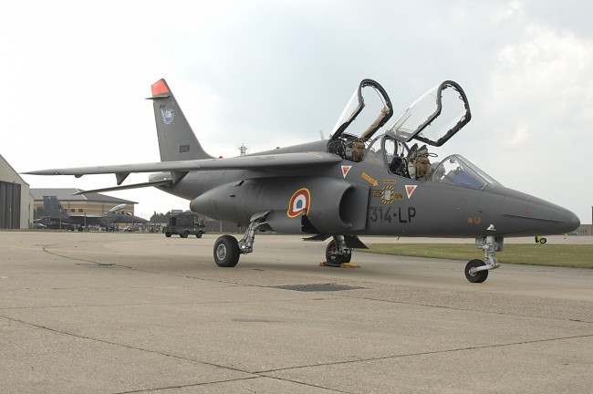 Обои картинки фото alpha, jet, 314, lp, lakenheath, авиация, боевые, самолёты, летное, поле, истребитель