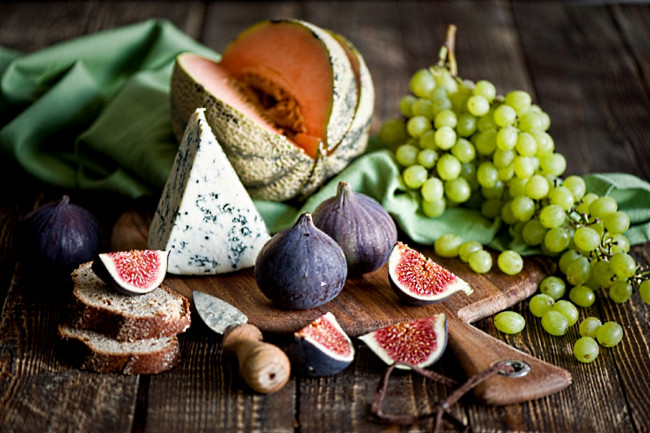 Обои картинки фото еда, натюрморт, виноград, дыня, инжир, рокфор