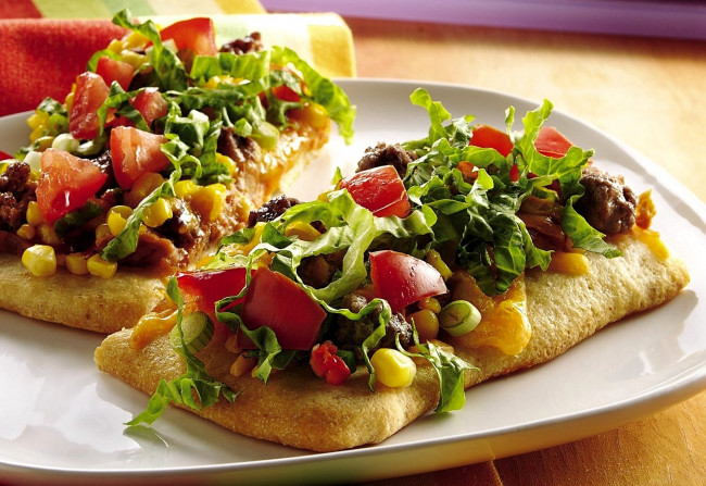 Обои картинки фото еда, пицца, мясо, салат, помидоры, лепешека, томаты