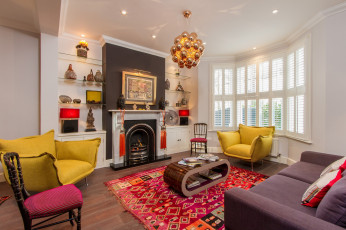 Картинка интерьер гостиная кресла камин декор