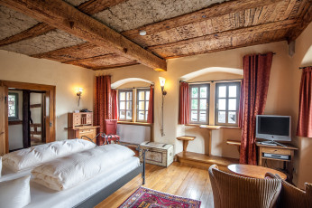 Картинка интерьер спальня кровать стулья окна