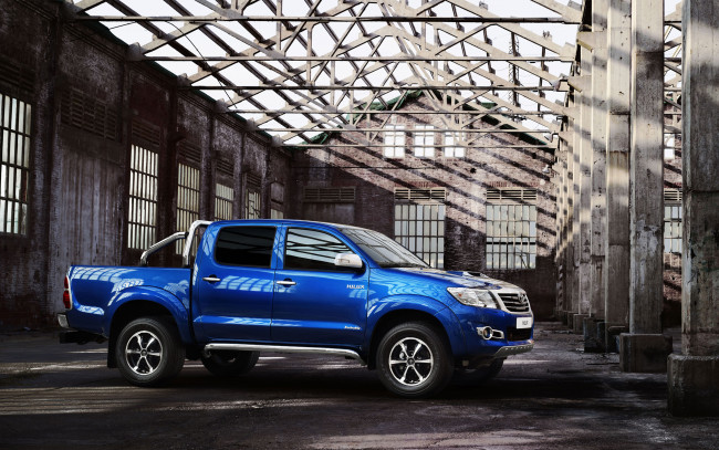 Обои картинки фото автомобили, toyota, hilux, invincible