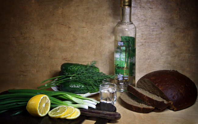 Обои картинки фото еда, натюрморт, лук, лимон, черный, хлеб, водка