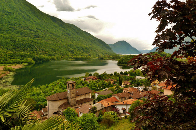 Обои картинки фото италия, ломбардия, карлаццо, города, пейзажи, горы, дома, река
