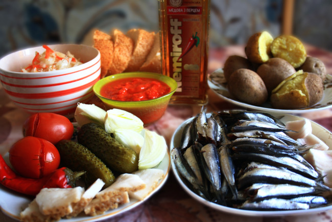 Обои картинки фото еда, разное, закусь, картошка, разносолы, тюлька