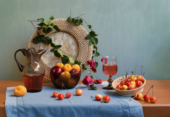 Обои картинки фото еда, натюрморт, бокал, абрикосы, черешня