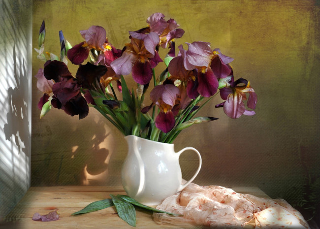Обои картинки фото цветы, ирисы, кувшин, букет