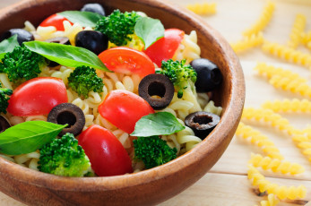Картинка еда макаронные+блюда зелень оливки помидоры макаронное блюдо