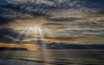 Картинка природа восходы закаты солнечные лучи тучи скала море