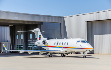 Картинка bombardier авиация пассажирские+самолёты самолет стоянка