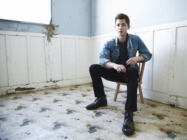 Обои картинки фото мужчины, logan lerman, logan, lerman, логан, лерман, актер, парень, комната