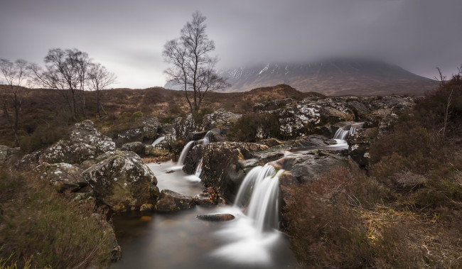 Обои картинки фото природа, водопады, гора, облако, туман, река, поток, камни, деревья, осень