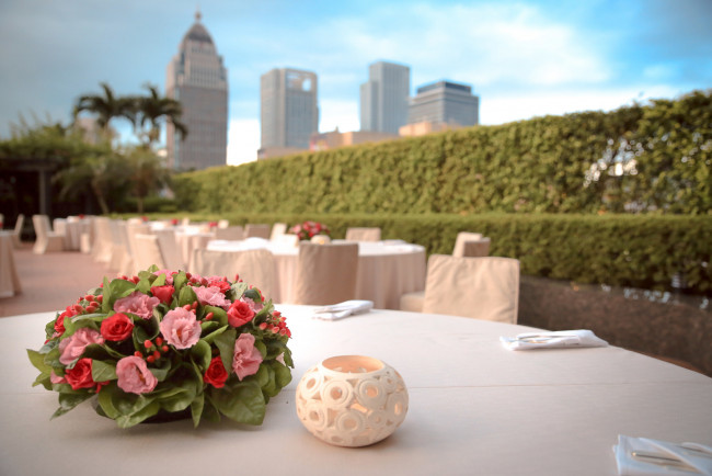 Обои картинки фото цветы, букеты,  композиции, подсвечник, свеча, букет