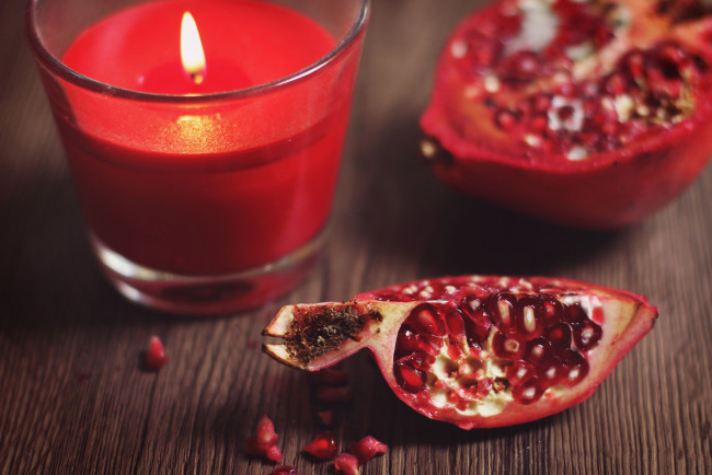 Обои картинки фото еда, гранат, свеча, зерна