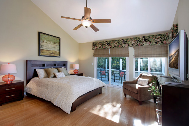 Обои картинки фото интерьер, спальня, кресло, кровать, люстра, штора, стиль