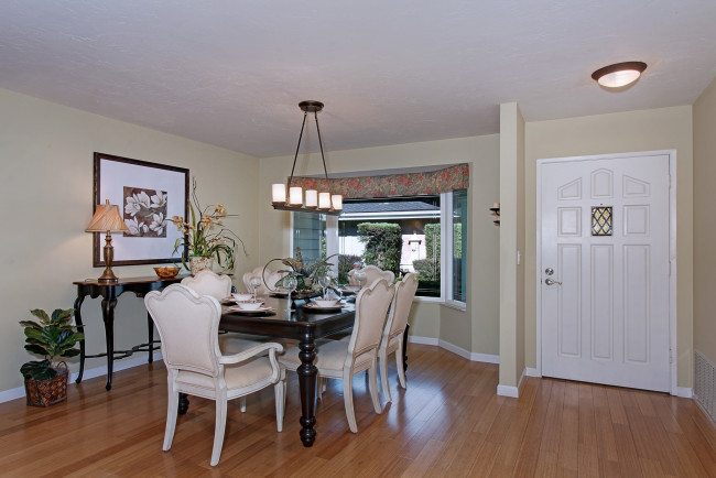 Обои картинки фото интерьер, столовая, цветы, люстра, furniture, мебель, стиль, chandelier, style, flowers, dining, room