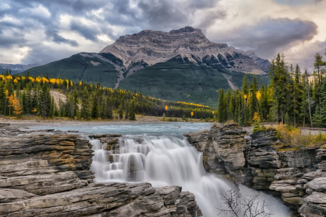 Обои картинки фото природа, водопады, река, водопад, лес, горы