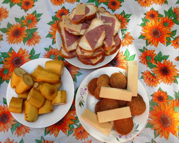 Обои картинки фото еда, бутерброды,  гамбургеры,  канапе, хлеб, сыр, бананы, печенье, вафли, колбаса