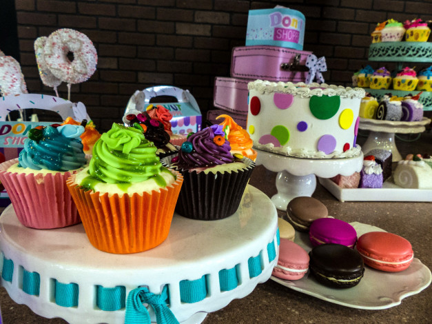 Обои картинки фото еда, пирожные,  кексы,  печенье, макаруны, ассорти, капкейки, кексы