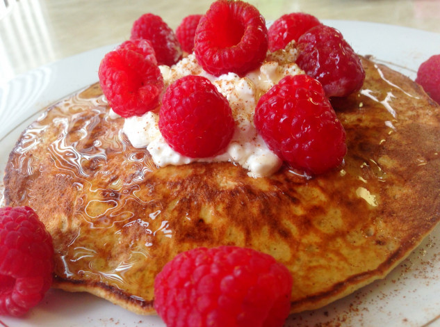 Обои картинки фото еда, блины,  оладьи, оладьи, малина, ягоды