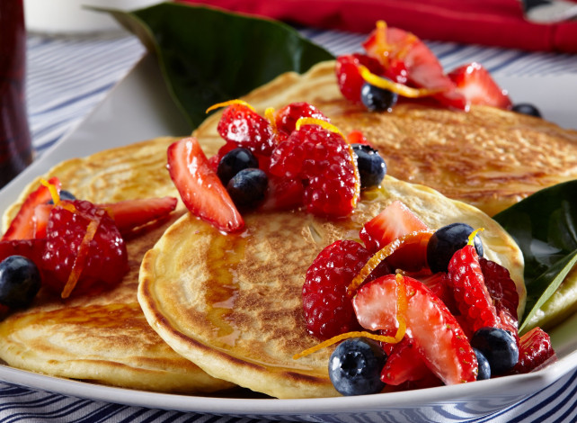 Обои картинки фото еда, блины,  оладьи, ягоды, оладьи